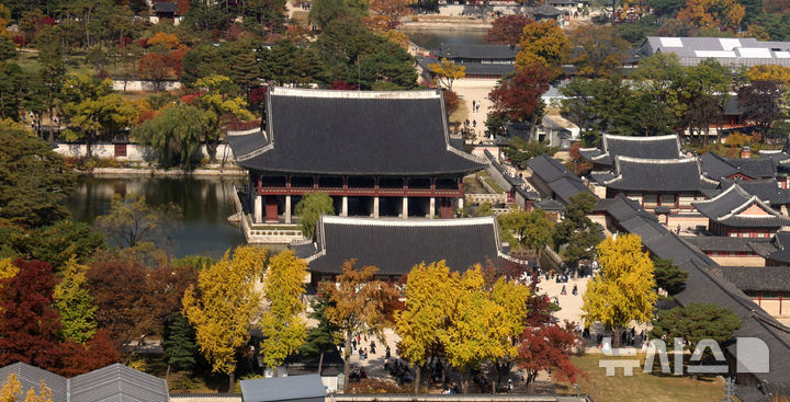 [서울=뉴시스] 추상철 기자 = 완연한 가을 날씨를 보인 9일 오후 서울 종로구 경복궁 경회루 주변이 울긋불긋한 단풍으로 물들고 있다. 2025.11.09. scchoo@newsis.com
