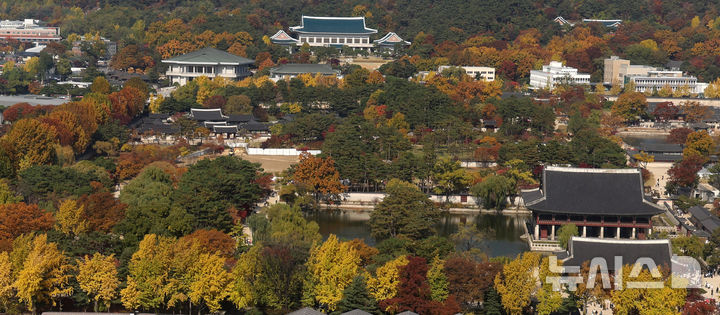 [서울=뉴시스] 추상철 기자 = 완연한 가을 날씨를 보인 9일 오후 서울 종로구 경복궁과 청와대 주변이 울긋불긋한 단풍으로 물들고 있다. 2025.11.09. scchoo@newsis.com