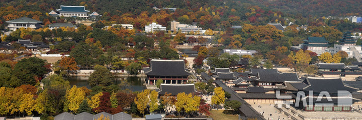 [서울=뉴시스] 추상철 기자 = 완연한 가을 날씨를 보인 9일 오후 서울 종로구 경복궁 주변이 울긋불긋한 단풍으로 물들고 있다. 2025.11.09. scchoo@newsis.com