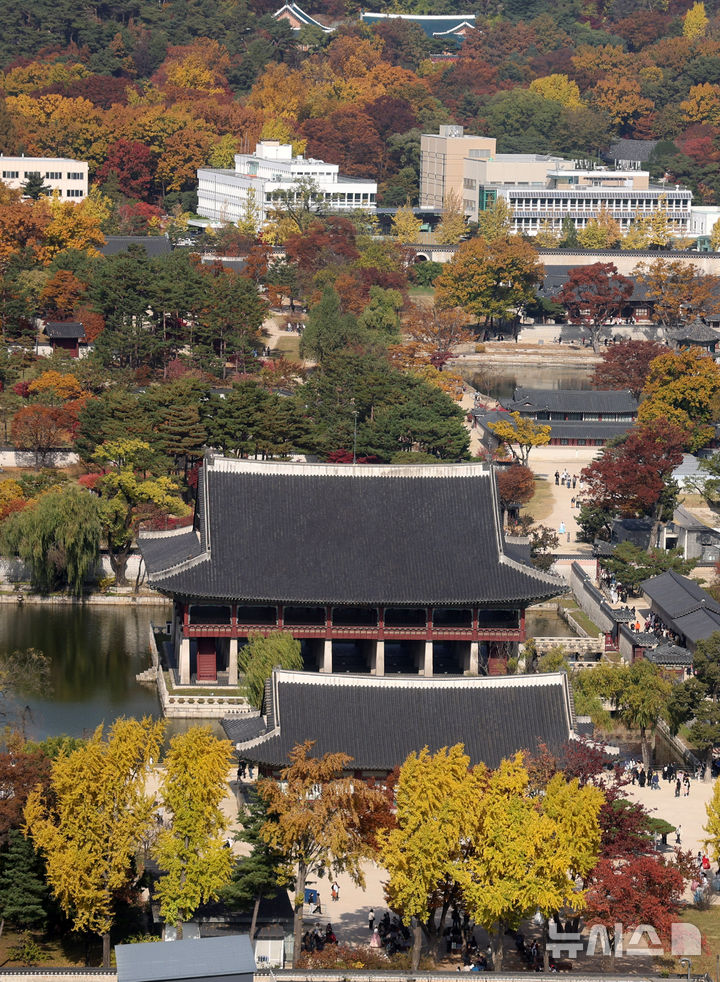 [서울=뉴시스] 추상철 기자 = 완연한 가을 날씨를 보인 9일 오후 서울 종로구 경복궁 경회루 주변이 울긋불긋한 단풍으로 물들고 있다. 2025.11.09. scchoo@newsis.com