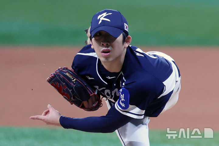 [서울=뉴시스] 조성우 기자 = 9일 오후 서울 구로구 고척스카이돔에서 열린 2025 K-베이스볼 시리즈 대한민국과 체코의 평가전 2차전 경기, 한국 선발투수 오원석이 역투하고 있다. 2025.11.09. xconfind@newsis.com