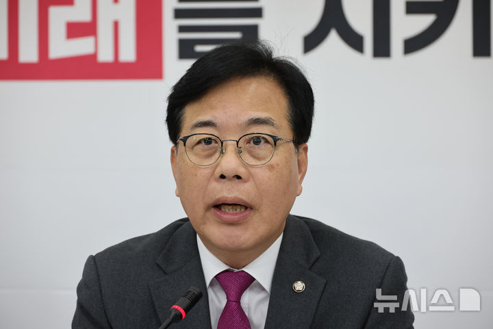 [서울=뉴시스] 김금보 기자 = 송언석 국민의힘 원내대표가 9일 오후 서울 여의도 국회에서 열린 검찰의 대장동 사건 항소 포기 관련 기자간담회에서 발언을 하고 있다. 2025.11.09. kgb@newsis.com