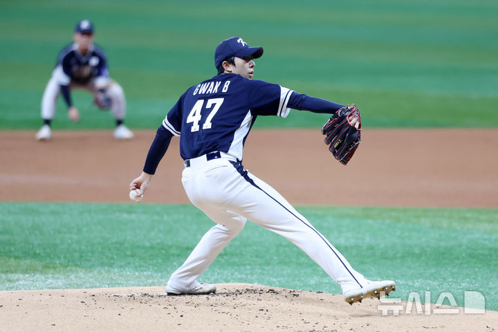 [서울=뉴시스] 조성우 기자 = 9일 오후 서울 구로구 고척스카이돔에서 열린 2025 K-베이스볼 시리즈 대한민국과 체코의 평가전 2차전 경기, 한국 선발투수 오원석이 역투하고 있다. 2025.11.09. xconfind@newsis.com