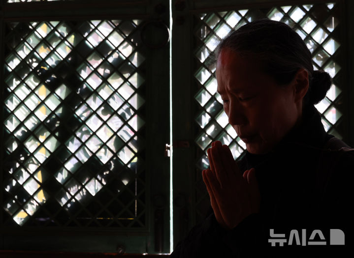 [서울=뉴시스] 배훈식 기자 = 2026학년도 대학수학능력시험을 앞두고 마지막 휴일인 9일 오후 서울 종로구 조계사를 찾은 신도들이 수험생의 고득점을 기원하고 있다. 2025.11.09. dahora83@newsis.com