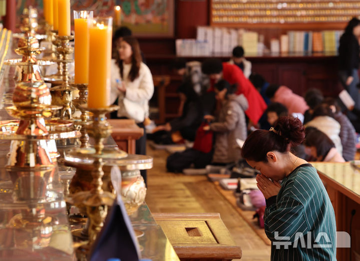 [서울=뉴시스] 배훈식 기자 = 2026학년도 대학수학능력시험을 앞두고 마지막 휴일인 9일 오후 서울 종로구 조계사를 찾은 신도들이 수험생의 고득점을 기원하고 있다. 2025.11.09. dahora83@newsis.com