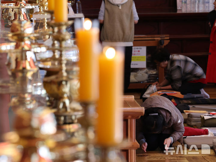 [서울=뉴시스] 배훈식 기자 = 2026학년도 대학수학능력시험을 앞두고 마지막 휴일인 9일 오후 서울 종로구 조계사를 찾은 신도들이 수험생의 고득점을 기원하고 있다. 2025.11.09. dahora83@newsis.com