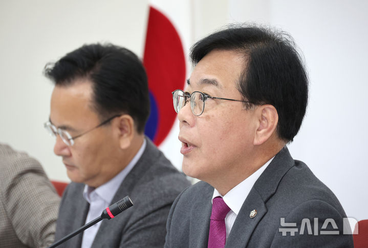 [서울=뉴시스] 김금보 기자 = 송언석 국민의힘 원내대표가 9일 오후 서울 여의도 국회에서 열린 검찰의 대장동 사건 항소 포기 관련 기자간담회에서 발언을 하고 있다. 2025.11.09. kgb@newsis.com