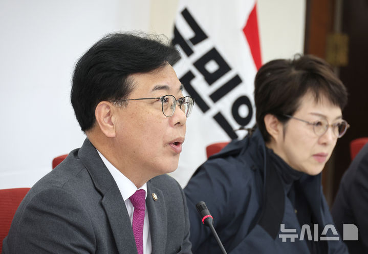 [서울=뉴시스] 김금보 기자 = 송언석 국민의힘 원내대표가 9일 오후 서울 여의도 국회에서 열린 검찰의 대장동 사건 항소 포기 관련 기자간담회에서 발언을 하고 있다. 2025.11.09. kgb@newsis.com