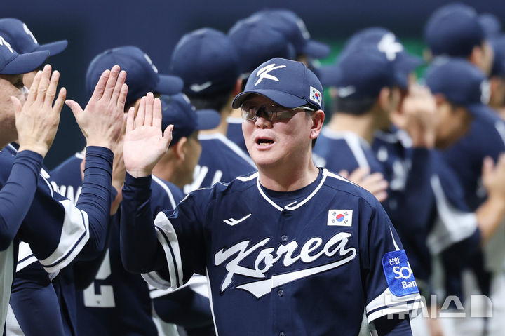 [서울=뉴시스] 조성우 기자 = 9일 오후 서울 구로구 고척스카이돔에서 열린 2025 K-베이스볼 시리즈 대한민국과 체코의 평가전 2차전 경기, 한국 류지현 감독이 식전 행사에 입장하며 선수단과 하이파이브하고 있다. 2025.11.09. xconfind@newsis.com