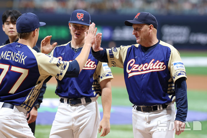 [서울=뉴시스] 조성우 기자 = 9일 오후 서울 구로구 고척스카이돔에서 열린 2025 K-베이스볼 시리즈 대한민국과 체코의 평가전 2차전 경기, 파벨 하딤 체코 대표팀 감독이 식전 행사에 입장하며 선수단과 하이파이브하고 있다. 2025.11.09. xconfind@newsis.com