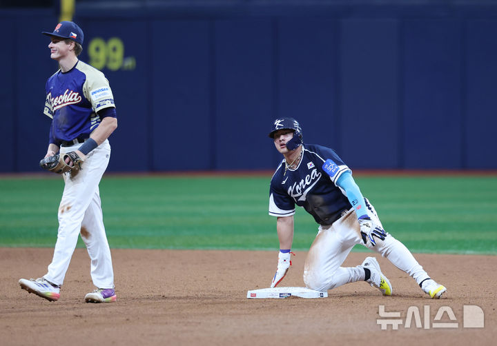 [서울=뉴시스] 조성우 기자 = 9일 오후 서울 구로구 고척스카이돔에서 열린 2025 K-베이스볼 시리즈 대한민국과 체코의 평가전 2차전 경기, 한국 3회초 공격 1사 주자 1루 송성문 타석 때 1루 주자 안현민이 2루 도루를 성공하고 있다. 2025.11.09. xconfind@newsis.com