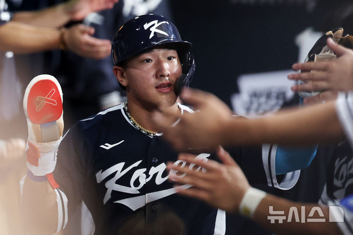 [서울=뉴시스] 조성우 기자 = 9일 오후 서울 구로구 고척스카이돔에서 열린 2025 K-베이스볼 시리즈 대한민국과 체코의 평가전 2차전 경기, 한국의 3회초 공격 1사 주자 2, 3루서 문보경의 내야 땅볼 때 3루 주자 안현민이 홈인한 뒤 더그아웃에서 동료들과 하이파이브하고 있다. 2025.11.09. xconfind@newsis.com