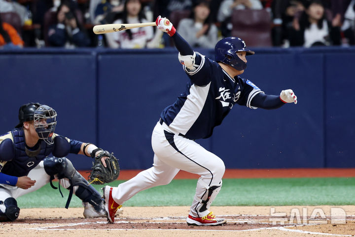 [서울=뉴시스] 조성우 기자 = 9일 오후 서울 구로구 고척스카이돔에서 열린 2025 K-베이스볼 시리즈 대한민국과 체코의 평가전 2차전 경기, 한국 3회초 공격 1사 주자 2, 3루서 문보경이 1타점 내야 땅볼을 때리고 있다. 2025.11.09. xconfind@newsis.com