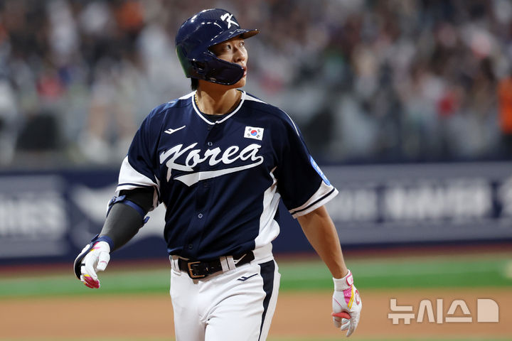 [서울=뉴시스] 조성우 기자 = 9일 오후 서울 구로구 고척스카이돔에서 열린 2025 K-베이스볼 시리즈 대한민국과 체코의 평가전 2차전 경기, 한국 4회초 공격 2사 주자 만루서 송성문이 우익수 플라이 아웃을 당한 후 더그아웃으로 들어오며 외야 쪽을 응시하고 있다. 2025.11.09. xconfind@newsis.com