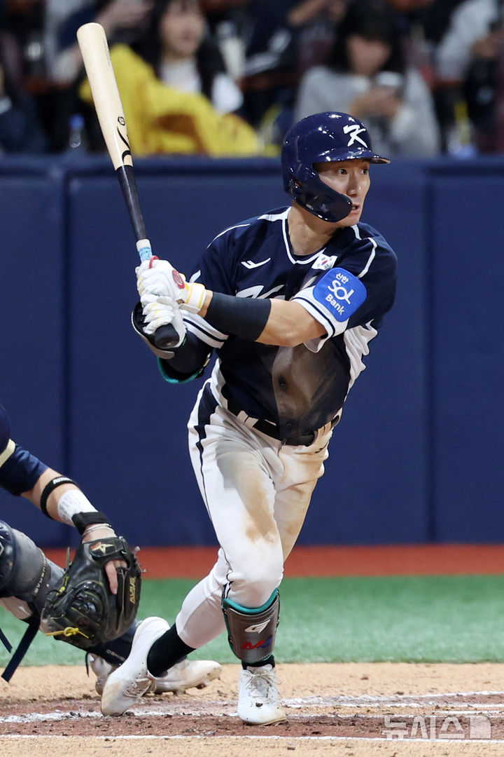 [서울=뉴시스] 조성우 기자 = 9일 오후 서울 구로구 고척스카이돔에서 열린 2025 K-베이스볼 시리즈 대한민국과 체코의 평가전 2차전 경기, 한국 4회초 공격 2사 주자 1, 3루서 신민재가 1타점 적시타를 때리고 있다. 2025.11.09. xconfind@newsis.com