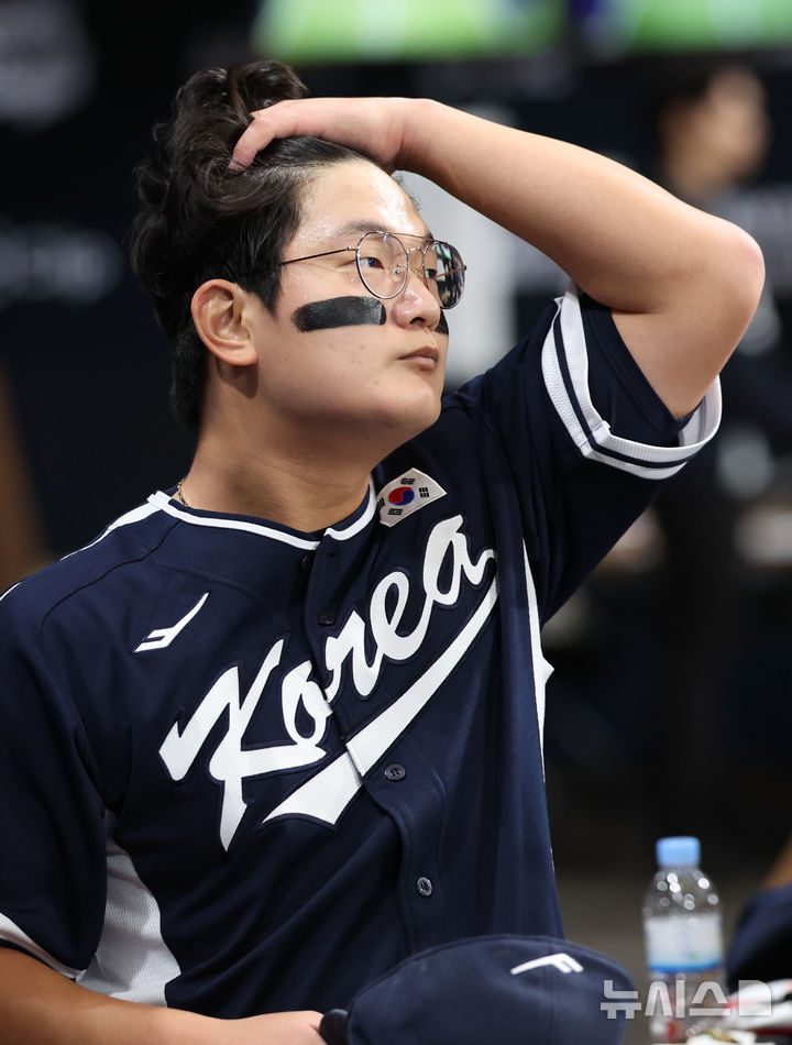 [서울=뉴시스] 조성우 기자 = 9일 오후 서울 구로구 고척스카이돔에서 열린 2025 K-베이스볼 시리즈 대한민국과 체코의 평가전 2차전 경기, 한국 투수 김서현이 체코 5회말 공격 때 등판했다 1실점한 뒤 마운드를 내려와 굳은 표정을 짓고 있다. 2025.11.09. xconfind@newsis.com