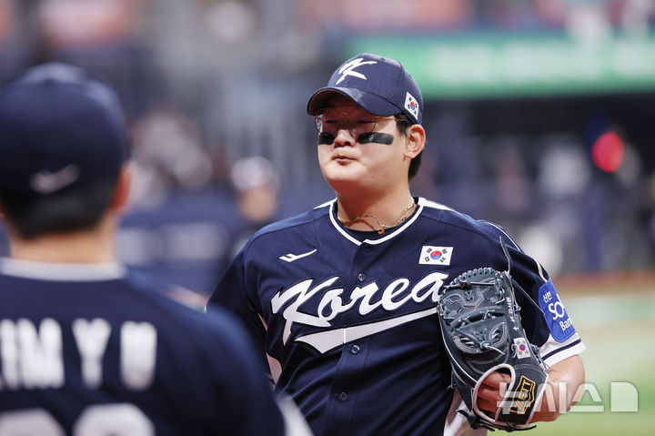 [서울=뉴시스] 조성우 기자 = 9일 오후 서울 구로구 고척스카이돔에서 열린 2025 K-베이스볼 시리즈 대한민국과 체코의 평가전 2차전 경기, 한국 투수 김서현이 체코 5회말 공격 때 등판했다 1실점한 뒤 마운드를 내려오고 있다. 2025.11.09. xconfind@newsis.com