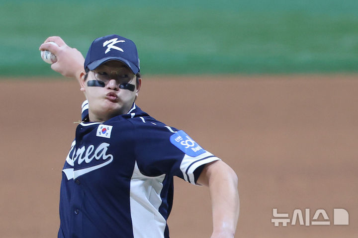 [서울=뉴시스] 조성우 기자 = 9일 오후 서울 구로구 고척스카이돔에서 열린 2025 K-베이스볼 시리즈 대한민국과 체코의 평가전 2차전 경기, 체코 5회말 공격 때 등판한 한국 투수 김서현이 역투하고 있다. 2025.11.09. xconfind@newsis.com