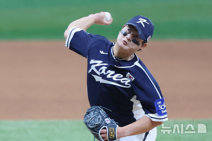 [서울=뉴시스] 조성우 기자 = 9일 오후 서울 구로구 고척스카이돔에서 열린 2025 K-베이스볼 시리즈 대한민국과 체코의 평가전 2차전 경기, 체코 5회말 공격 때 등판한 한국 투수 김서현이 역투하고 있다. 2025.11.09. xconfind@newsis.com