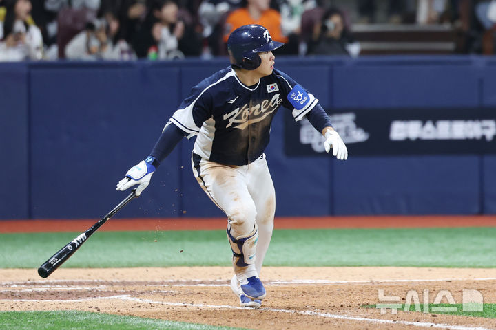 [서울=뉴시스] 조성우 기자 = 9일 오후 서울 구로구 고척스카이돔에서 열린 2025 K-베이스볼 시리즈 대한민국과 체코의 평가전 2차전 경기, 한국 6회초 공격 2사 주자 만루서 문현빈이 2타점 적시타를 때리고 있다. 2025.11.09. xconfind@newsis.com