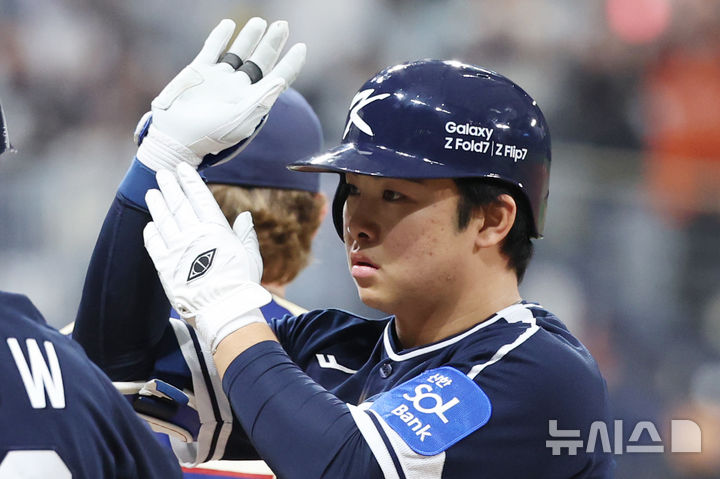 [서울=뉴시스] 조성우 기자 = 9일 오후 서울 구로구 고척스카이돔에서 열린 2025 K-베이스볼 시리즈 대한민국과 체코의 평가전 2차전 경기, 한국 6회초 공격 2사 주자 만루서 문현빈이 2타점 적시타를 때린 뒤 세리머니를 하고 있다. 2025.11.09. xconfind@newsis.com