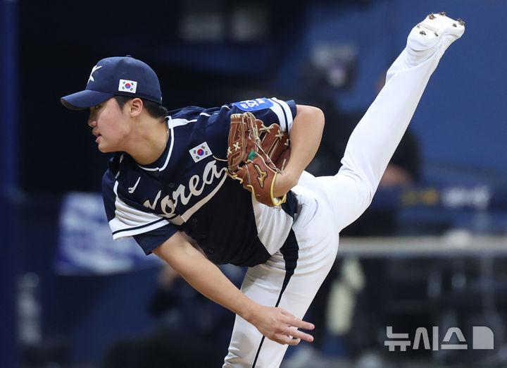 [서울=뉴시스] 조성우 기자 = 9일 오후 서울 구로구 고척스카이돔에서 열린 2025 K-베이스볼 시리즈 대한민국과 체코의 평가전 2차전 경기, 한국 투수 정우주가 체코 6회말 공격 때 마운드에 올라 역투하고 있다. 2025.11.09. xconfind@newsis.com