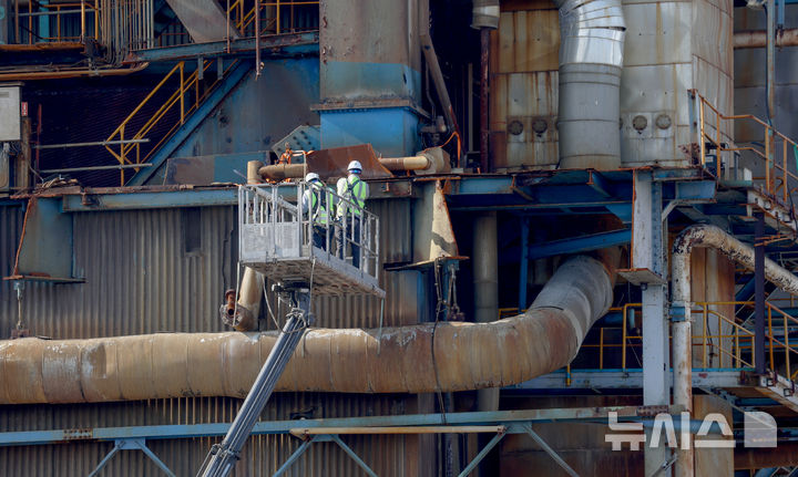 [울산=뉴시스] 배병수 기자 = 9일 오후 울산화력발전소 붕괴 현장에서 매몰자에 대한 구조 및 수색 작업을 잠시 중단한 채 철거 관계자들이 발파 준비를 위한 사전 조치를 하고 있다 .2025.11.09.bbs@newsis.com.