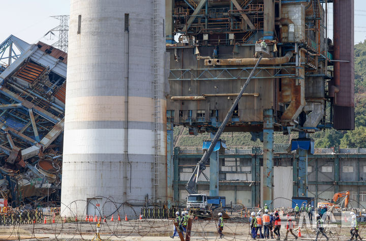 [울산=뉴시스] 배병수 기자 = 9일 오후 울산화력발전소 붕괴 현장에서 매몰자에 대한 구조 및 수색 작업을 잠시 중단한 채 철거 관계자들이 발파 준비를 위한 사전 조치를 하고 있다 .2025.11.09.bbs@newsis.com.