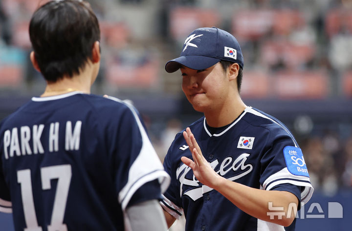 [서울=뉴시스] 조성우 기자 = 9일 오후 서울 구로구 고척스카이돔에서 열린 2025 K-베이스볼 시리즈 대한민국과 체코의 평가전 2차전 경기, 한국 투수 정우주가 체코 5회말 공격 2사 주자 1, 3루서 김서현에 이어 구원 등판해 이닝을 마치고 더그아웃으로 향하고 있다. 2025.11.09. xconfind@newsis.com
