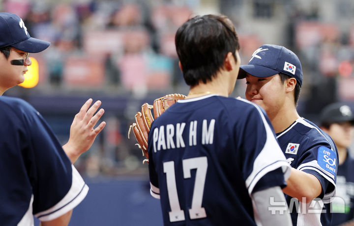 [서울=뉴시스] 조성우 기자 = 9일 오후 서울 구로구 고척스카이돔에서 열린 2025 K-베이스볼 시리즈 대한민국과 체코의 평가전 2차전 경기, 한국 투수 정우주가 체코 5회말 공격 2사 주자 1, 3루서 김서현에 이어 구원 등판해 이닝을 마치고 더그아웃으로 향하며 김서현과 하이파이브하고 있다. 2025.11.09. xconfind@newsis.com