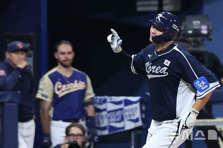 [서울=뉴시스] 조성우 기자 = 9일 오후 서울 구로구 고척스카이돔에서 열린 2025 K-베이스볼 시리즈 대한민국과 체코의 평가전 2차전 경기, 한국 9회초 공격 무사 주자 1루서 이재원이 투런 홈런을 때린 뒤 기뻐하고 있다. 2025.11.09. xconfind@newsis.com