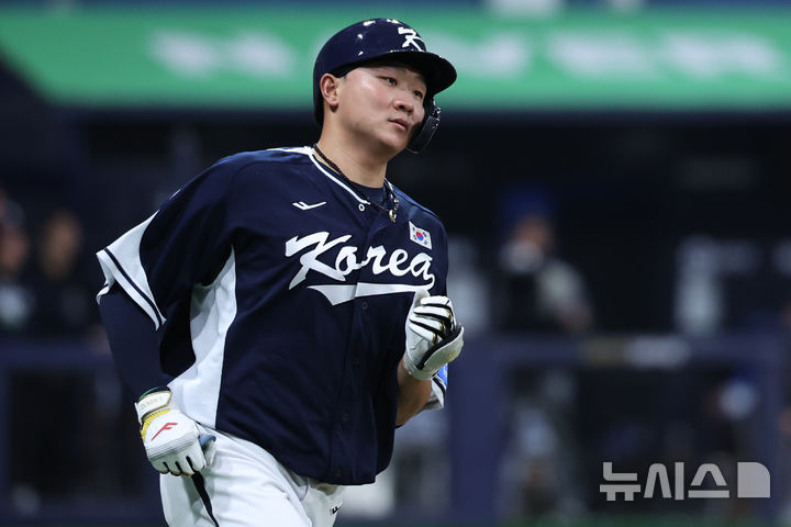 [서울=뉴시스] 조성우 기자 = 9일 오후 서울 구로구 고척스카이돔에서 열린 2025 K-베이스볼 시리즈 대한민국과 체코의 평가전 2차전 경기, 한국 9회초 공격 무사 주자 1루서 이재원이 투런 홈런을 때린 뒤 베이스를 돌고 있다. 2025.11.09. xconfind@newsis.com