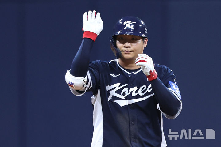 [서울=뉴시스] 조성우 기자 = 9일 오후 서울 구로구 고척스카이돔에서 열린 2025 K-베이스볼 시리즈 대한민국과 체코의 평가전 2차전 경기, 한국 9회초 공격 2사 주자 1루서 문보경이 1타점 2루타를 때린 뒤 세리머니를 하고 있다. 2025.11.09. xconfind@newsis.com