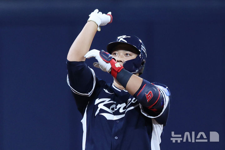 [서울=뉴시스] 조성우 기자 = 9일 오후 서울 구로구 고척스카이돔에서 열린 2025 K-베이스볼 시리즈 대한민국과 체코의 평가전 2차전 경기, 한국 9회초 공격 2사 주자 1루서 한동희가 1타점 2루타를 때린 뒤 세리머니를 하고 있다. 2025.11.09. xconfind@newsis.com
