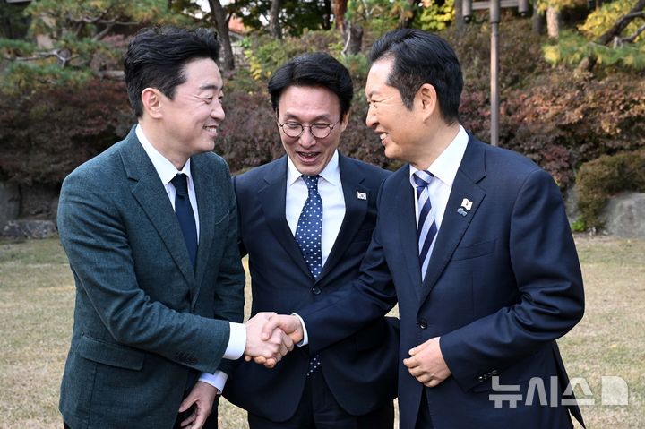 [서울=뉴시스] 배훈식 기자 = 강훈식(왼쪽) 대통령 비서실장과 정청래 더불어민주당 대표가 9일 오후 서울 종로구 국무총리공관에서 열린 고위당정협의회에 앞서 악수하고 있다. 가운데는 김민석 국무총리. (공동취재) 2025.11.09. photo@newsis.com