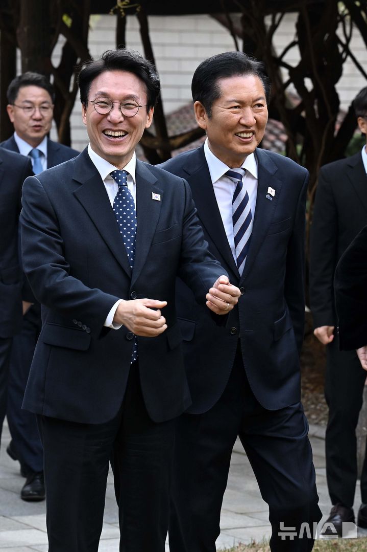 [서울=뉴시스] 배훈식 기자 = 김민석(왼쪽) 국무총리와 정청래 더불어민주당 대표가 9일 오후 서울 종로구 국무총리공관에서 열린 고위당정협의회에 나란히 참석하고 있다. (공동취재) 2025.11.09. photo@newsis.com