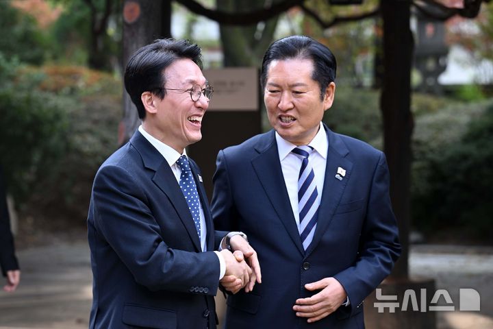 [서울=뉴시스] 배훈식 기자 = 김민석(왼쪽) 국무총리와 정청래 더불어민주당 대표가 9일 오후 서울 종로구 국무총리공관에서 열린 고위당정협의회 참석에 앞서 인사하고 있다. (공동취재) 2025.11.09. photo@newsis.com