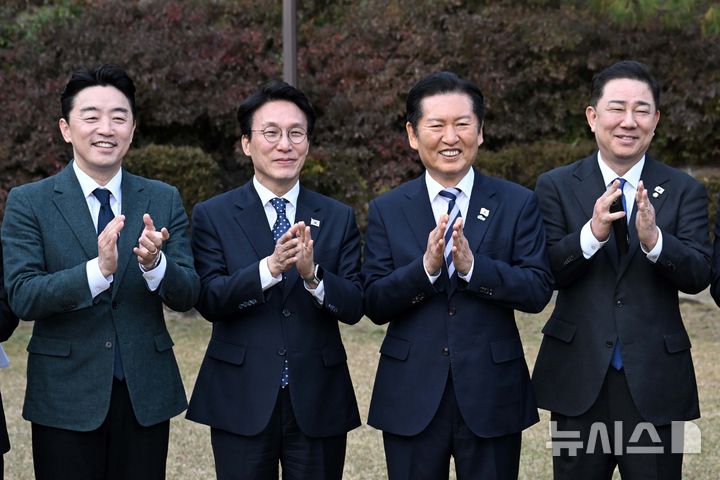 [서울=뉴시스] 배훈식 기자 = 강훈식(왼쪽부터) 대통령 비서실장, 김민석 국무총리, 정청래 더불어민주당 대표, 김병기 민주당 원내대표가 9일 오후 서울 종로구 국무총리공관에서 열린 고위당정협의회에 앞서 기념촬영을 하고 있다. (공동취재) 2025.11.09. photo@newsis.com