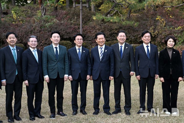 [서울=뉴시스] 배훈식 기자 = 김민석(왼쪽 네번째부터) 국무총리와 정청래 더불어민주당 대표 등이 9일 오후 서울 종로구 국무총리공관에서 열린 고위당정협의회에 앞서 기념촬영을 하고 있다. (공동취재) 2025.11.09. photo@newsis.com
