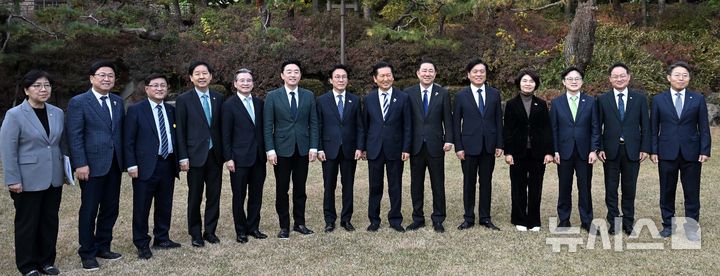 [서울=뉴시스] 배훈식 기자 = 김민석(왼쪽 일곱번째부터) 국무총리와 정청래 더불어민주당 대표 등이 9일 오후 서울 종로구 국무총리공관에서 열린 고위당정협의회에 앞서 기념촬영을 하고 있다. (공동취재) 2025.11.09. photo@newsis.com