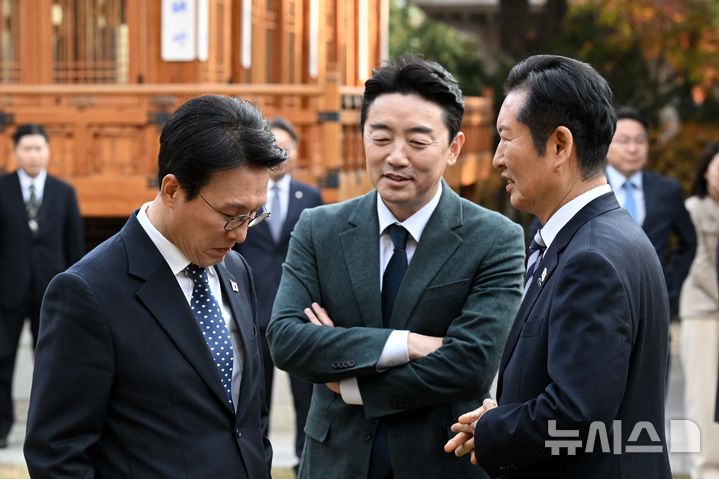 [서울=뉴시스] 배훈식 기자 = 김민석(왼쪽부터) 국무총리와 강훈식 대통령 비서실장, 정청래 더불어민주당 대표가 9일 오후 서울 종로구 국무총리공관에서 열린 고위당정협의회 참석에 앞서 대화하고 있다. (공동취재) 2025.11.09. photo@newsis.com