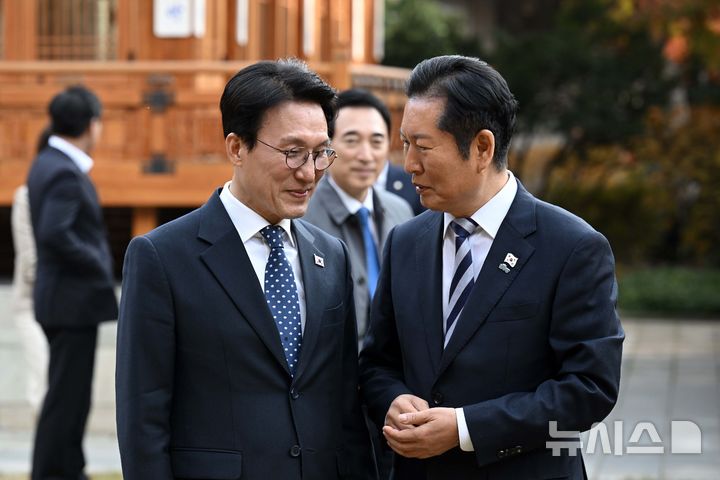 [서울=뉴시스] 배훈식 기자 = 김민석(왼쪽) 국무총리와 정청래 더불어민주당 대표가 9일 오후 서울 종로구 국무총리공관에서 열린 고위당정협의회 참석에 앞서 대화하고 있다. (공동취재) 2025.11.09. photo@newsis.com