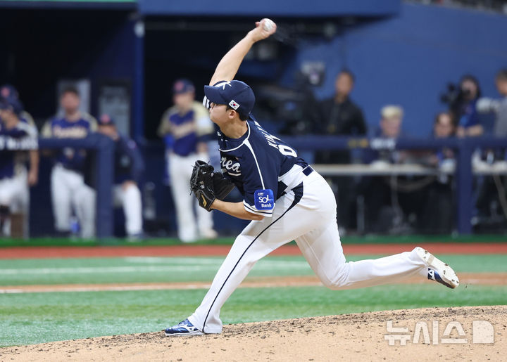 [서울=뉴시스] 조성우 기자 = 9일 오후 서울 구로구 고척스카이돔에서 열린 2025 K-베이스볼 시리즈 대한민국과 체코의 평가전 2차전 경기, 한국 투수 김영우가 체코 9회말 공격 때 마운드에 올라 역투하고 있다. 2025.11.09. xconfind@newsis.com