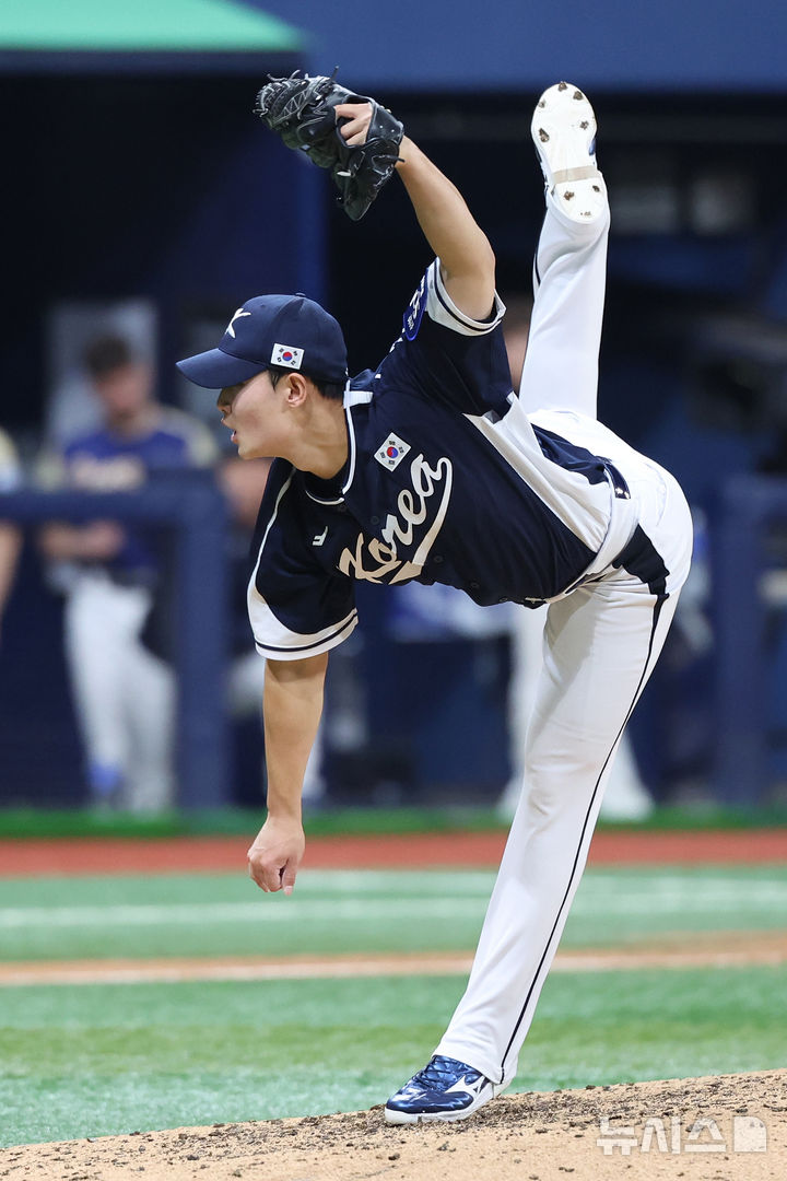 [서울=뉴시스] 조성우 기자 = 9일 오후 서울 구로구 고척스카이돔에서 열린 2025 K-베이스볼 시리즈 대한민국과 체코의 평가전 2차전 경기, 한국 투수 김영우가 체코 9회말 공격 때 마운드에 올라 역투하고 있다. 2025.11.09. xconfind@newsis.com