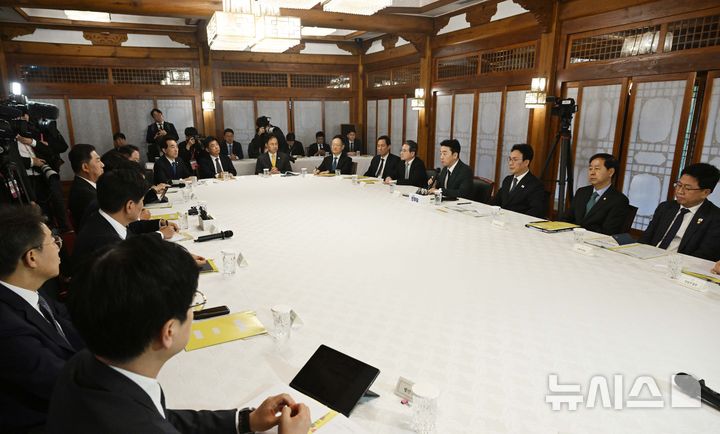 [서울=뉴시스] 배훈식 기자 = 김민석 국무총리와 강훈식 대통령 비서실장, 정청래 더불어민주당 대표 등이 지난 11월9일 오후 서울 종로구 국무총리공관에서 고위당정협의회를 하고 있다. (공동취재) 2025.12.21. photo@newsis.com