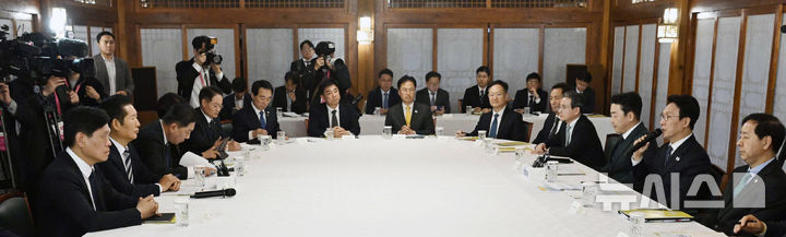 [서울=뉴시스] 배훈식 기자 = 김민석 국무총리와 강훈식 대통령 비서실장, 정청래 더불어민주당 대표 등이 9일 오후 서울 종로구 국무총리공관에서 고위당정협의회를 하고 있다. (공동취재) 2025.11.09. photo@newsis.com