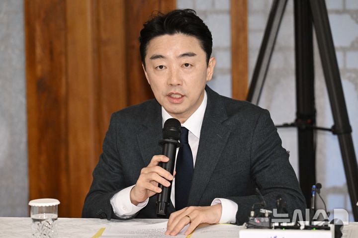 [서울=뉴시스] 배훈식 기자 = 강훈식 대통령 비서실장이 9일 오후 서울 종로구 국무총리공관에서 열린 고위당정협의회에서 발언하고 있다. (공동취재) 2025.11.09. photo@newsis.com