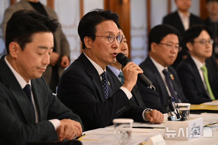 [서울=뉴시스] 배훈식 기자 = 김민석 국무총리가 지난 9일 오후 서울 종로구 국무총리공관에서 열린 고위당정협의회에서 발언하고 있다. (공동취재) 2025.11.09. photo@newsis.com