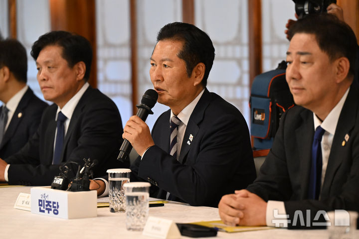 [서울=뉴시스] 배훈식 기자 = 정청래 더불어민주당 대표가 지난 11월9일 오후 서울 종로구 국무총리공관에서 열린 고위당정협의회에서 발언하고 있다. (공동취재) 2025.12.21. photo@newsis.com