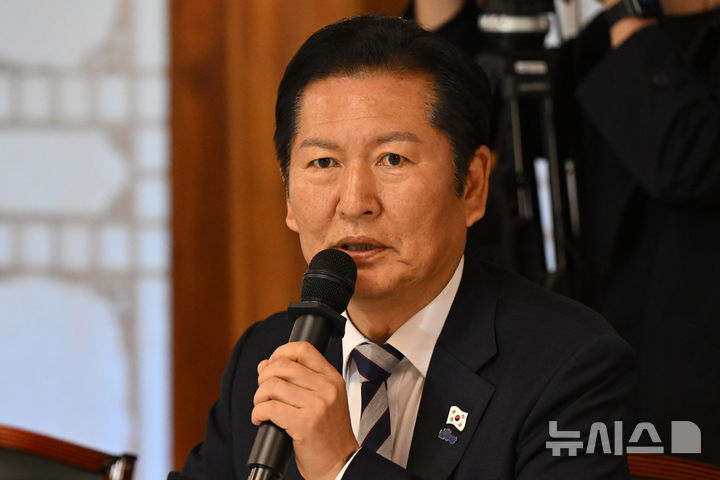 [서울=뉴시스] 배훈식 기자 = 정청래 더불어민주당 대표가 9일 오후 서울 종로구 국무총리공관에서 열린 고위당정협의회에서 발언하고 있다. (공동취재) 2025.11.09. photo@newsis.com